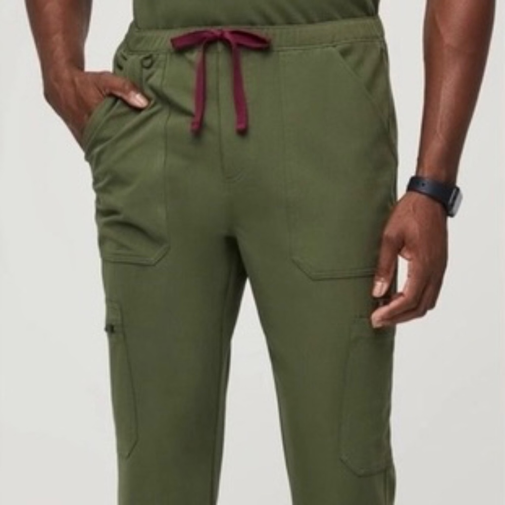 Figs NWT Men's Cairo Cargo Scrub Pants in Dark Olive